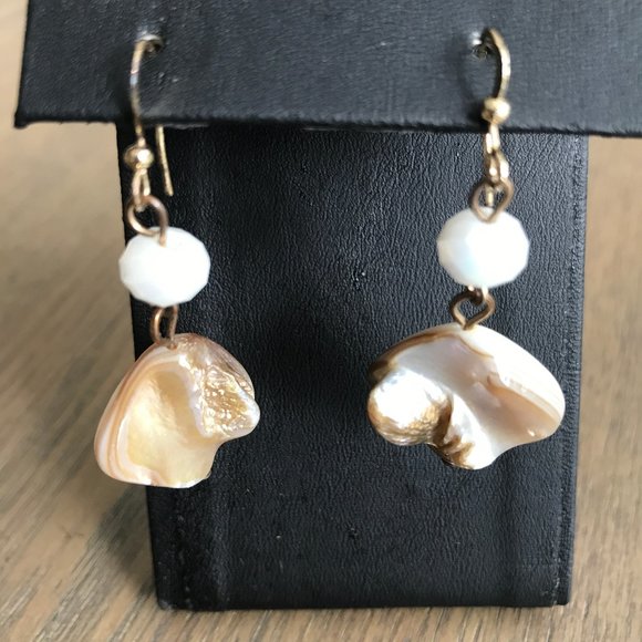 🌸 Necklace & Earring Set – Thick Shell – Like New - Picture 10 of 12